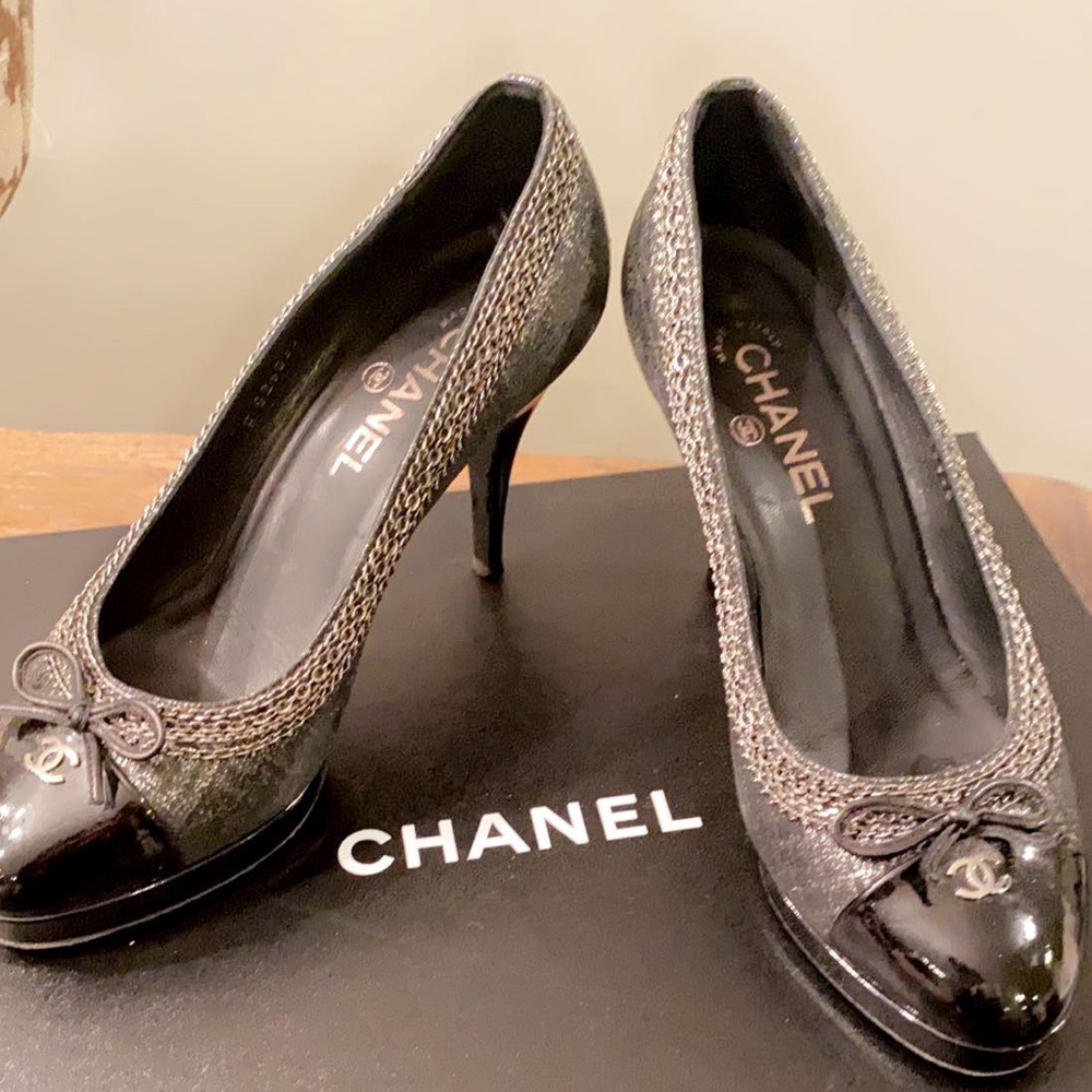 Classic Chanel  metallic pumps w/ chain detail + signature CC logo size 38.5/8.5